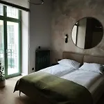 Rail & Old Town Apartment *